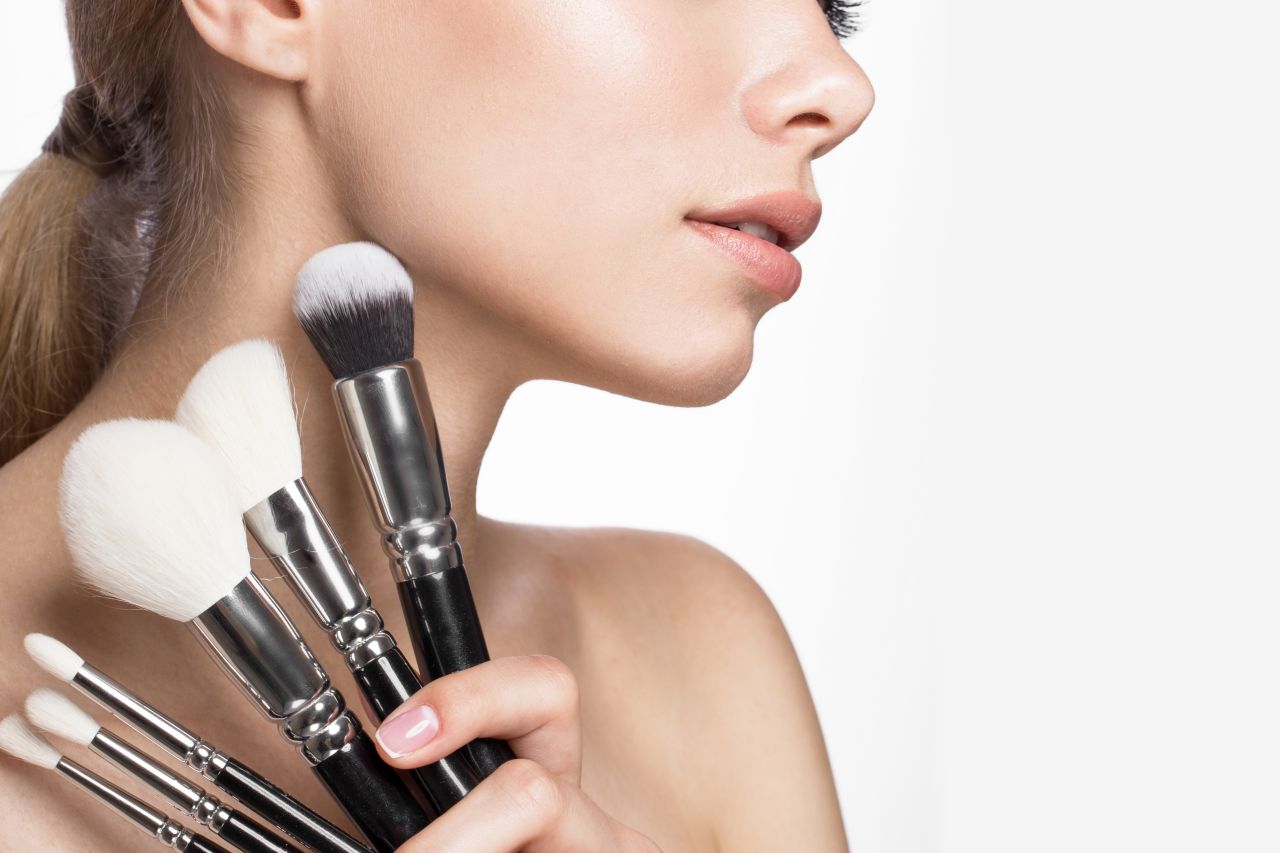 Idealny makijaż na imprezy okolicznościowe – jakich kosmetyków użyć?