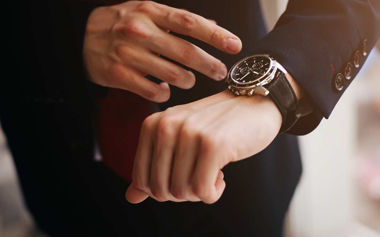 Jak wybrać zegarek, aby pasował do garnituru?