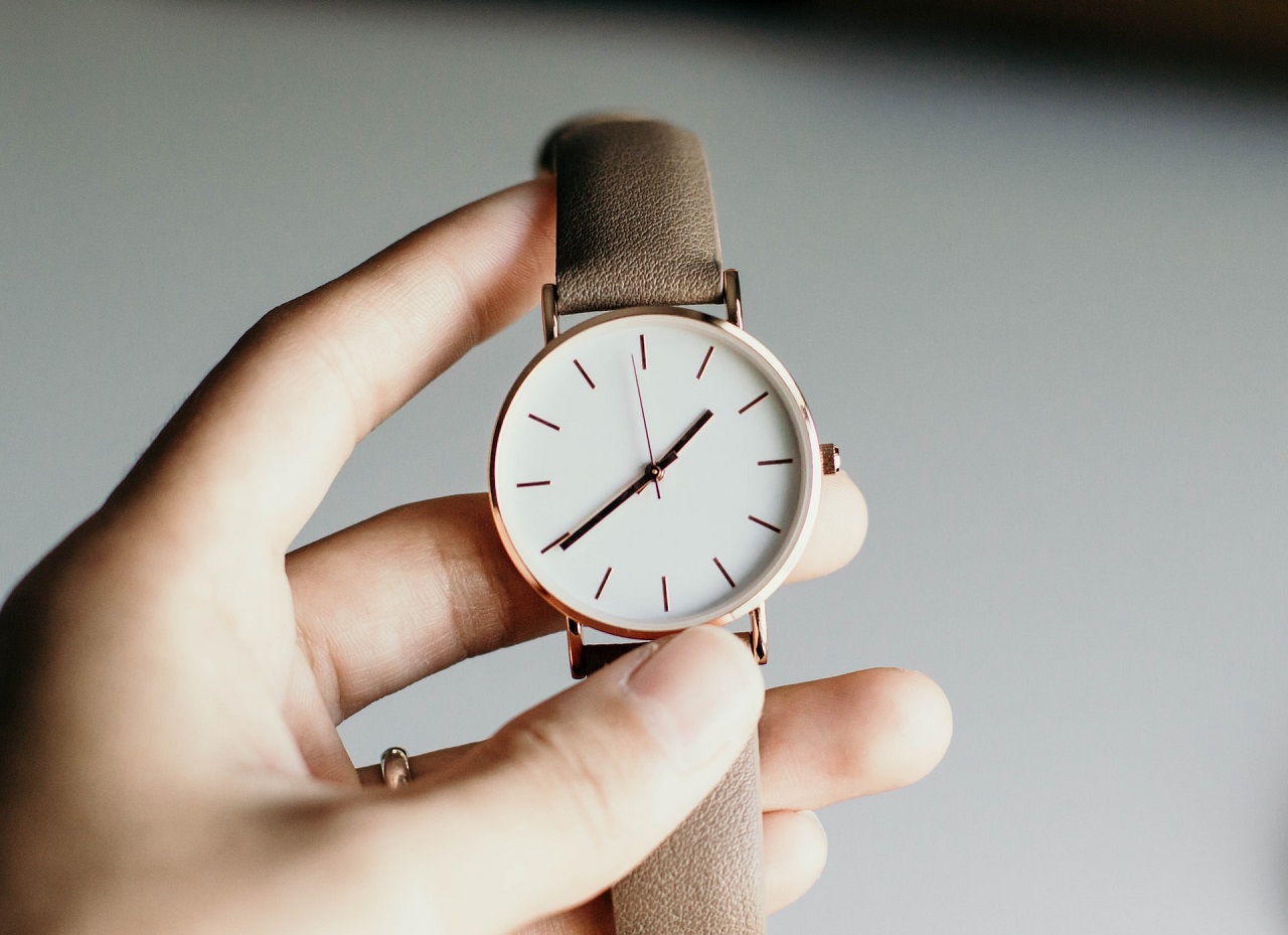 Opinie, cena, materiał – kryteria wyboru dobrego zegarka