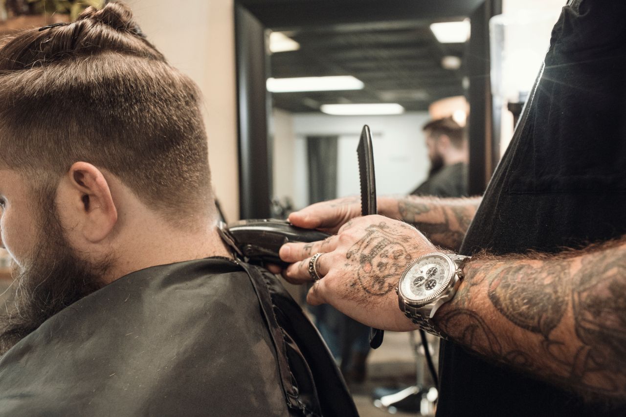 Niezbędne narzędzia i kosmetyki, jakie powinny się znaleźć w każdym salonie fryzjerskim i barberskim
