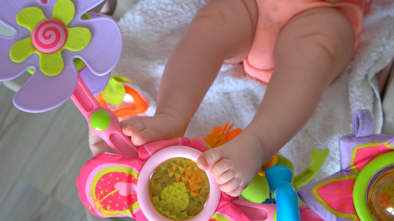 Jakie zabawki będą stymulować rozwój małego dziecka?