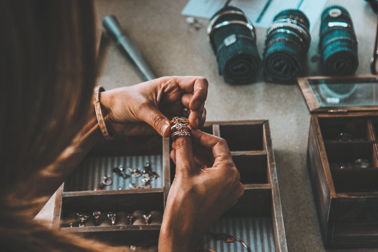 Personalizowana biżuteria – wymarzone pierścionki na wyciągnięcie ręki