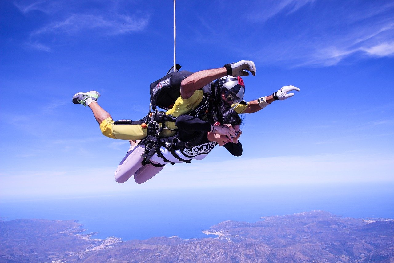 Skok ze spadochronem – dlaczego warto?