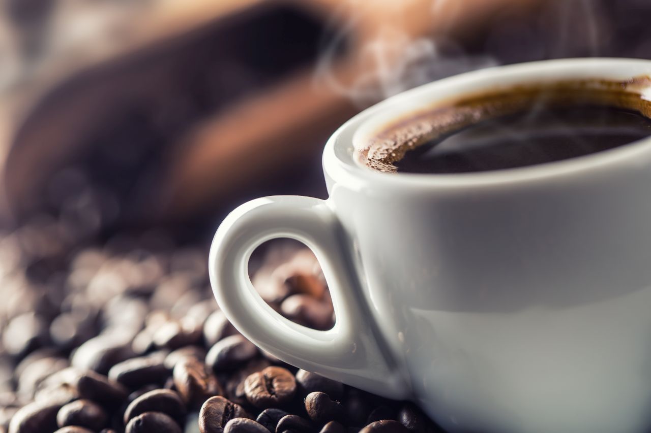 Jak przyrządzić porządną kawę w warunkach domowych?